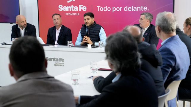 Las autoridades del gobierno provincial se reunieron con los intendentes por la tasa vial a puertos que cobraban.