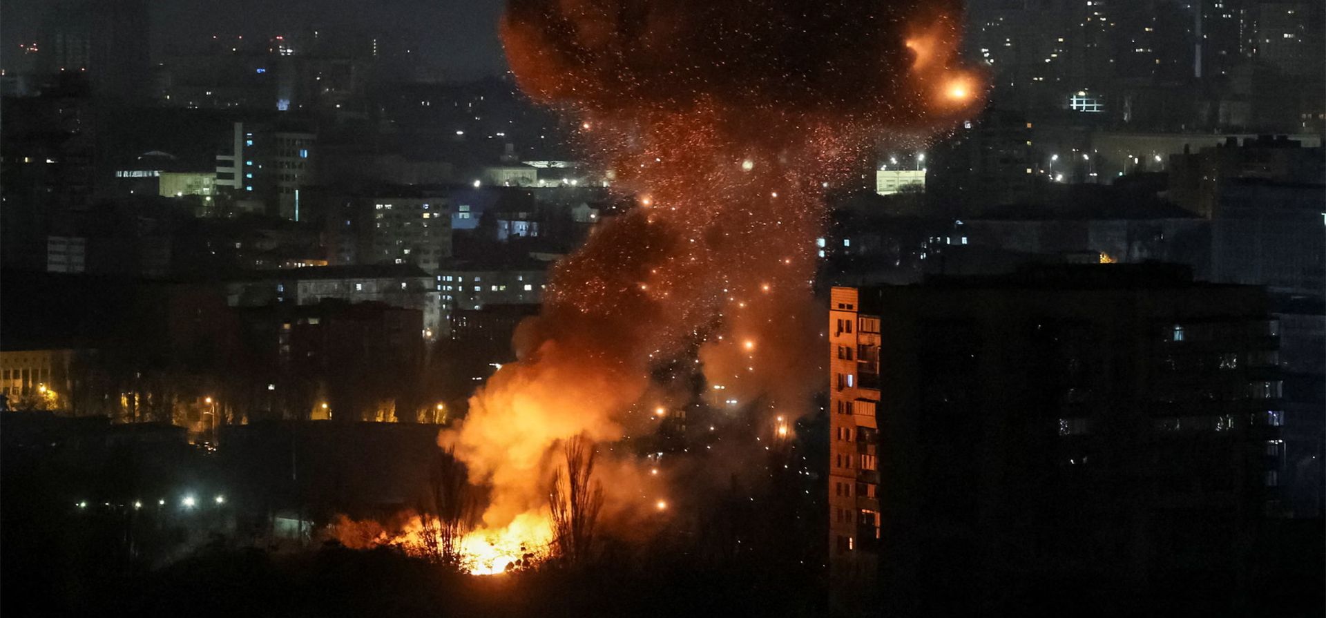 Un dron explota enviando humo y llamas al cielo nocturno durante un ataque ruso con misiles y drones en la capital de Ucrania, en el que murieron cuatro personas, Kiev, Ucrania. Fotografía: Gleb Garanich/Reuters Un dron explota enviando humo y llamas al cielo nocturno durante un ataque ruso con misiles y drones en la capital de Ucrania, en el que murieron cuatro personas, Kiev, Ucrania. Fotografía: Gleb Garanich/Reuters