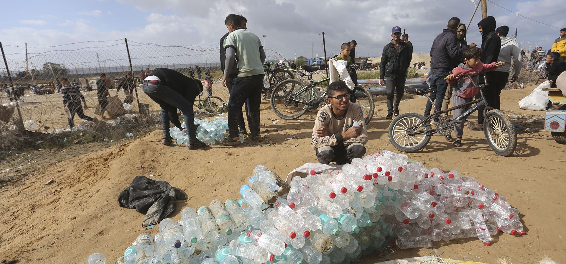 Palestinos venden agua que saquearon de los camiones de ayuda humanitaria durante el bombardeo israelí en curso de la Franja de Gaza en la frontera con Egipto en Rafah el lunes 20 de noviembre de 2023. (Foto AP/Hatem Ali) Palestinos venden agua que saquearon de los camiones de ayuda humanitaria durante el bombardeo israelí en curso de la Franja de Gaza en la frontera con Egipto en Rafah el lunes 20 de noviembre de 2023. (Foto AP/Hatem Ali)