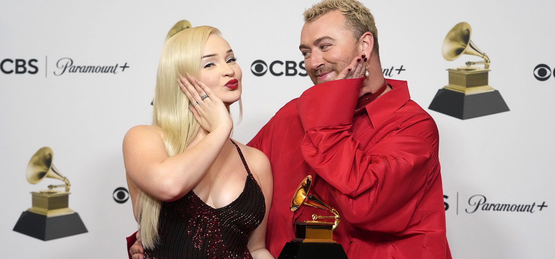 Kim Petras y Sam Smith, ganadores del premio a la Mejor Interpretación de Dúo/Grupo Pop por "Unholy", posan en la sala de prensa de la 65ª entrega anual de los premios Grammy, el domingo 5 de febrero de 2023 en Los Ángeles. (Foto AP/Jae C. Hong)