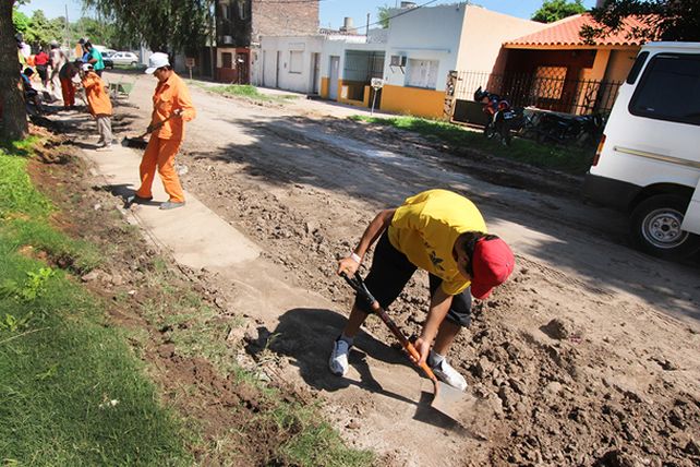 En barrio Roma también avanzan las obras para el pavimento articulado
