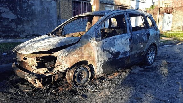 El auto incendiado en la madrugada habría sido obra de los quemacoches