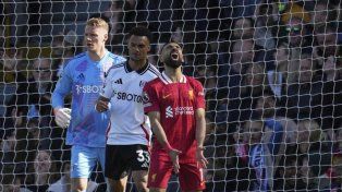 Fulham amargó al Liverpool y le impidió alejarse en la cima de la Premier League