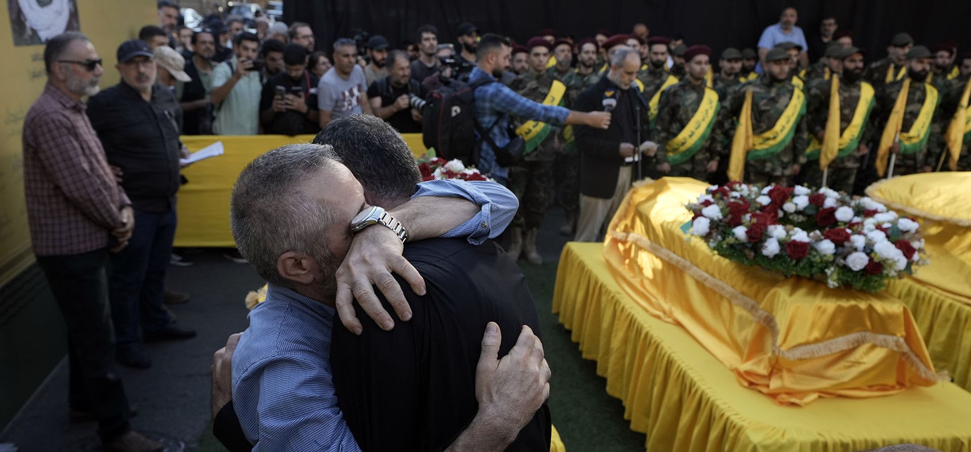 Partidarios de Hezbolá se abrazan compungidos durante la procesión fúnebre de miembros de la célula terrorista en los suburbios del sur de Beirut, el viernes 27 de septiembre de 2024. (Foto AP/Bilal Hussein) Partidarios de Hezbolá se abrazan compungidos durante la procesión fúnebre de miembros de la célula terrorista en los suburbios del sur de Beirut, el viernes 27 de septiembre de 2024. (Foto AP/Bilal Hussein)