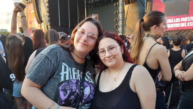 Seguidoras de Airbag en la previa