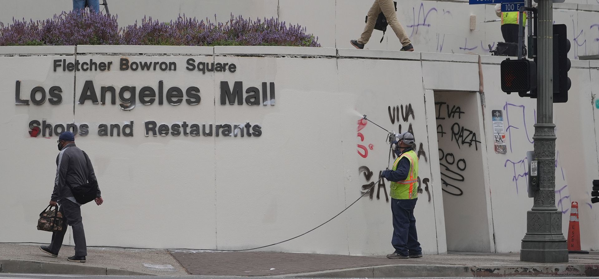 Personal de limpieza elimina grafitis de las recientes protestas contra las redadas federales de inmigración, el miércoles 11 de junio de 2025, en Los Ángeles. (Foto AP/Damian Dovarganes)