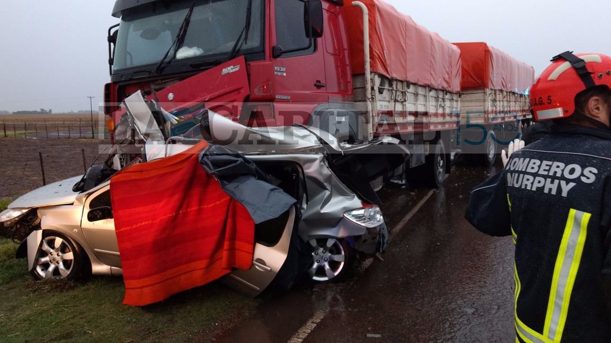 Dos víctimas fatales por un choque entre un camión y un auto en la ruta 33
