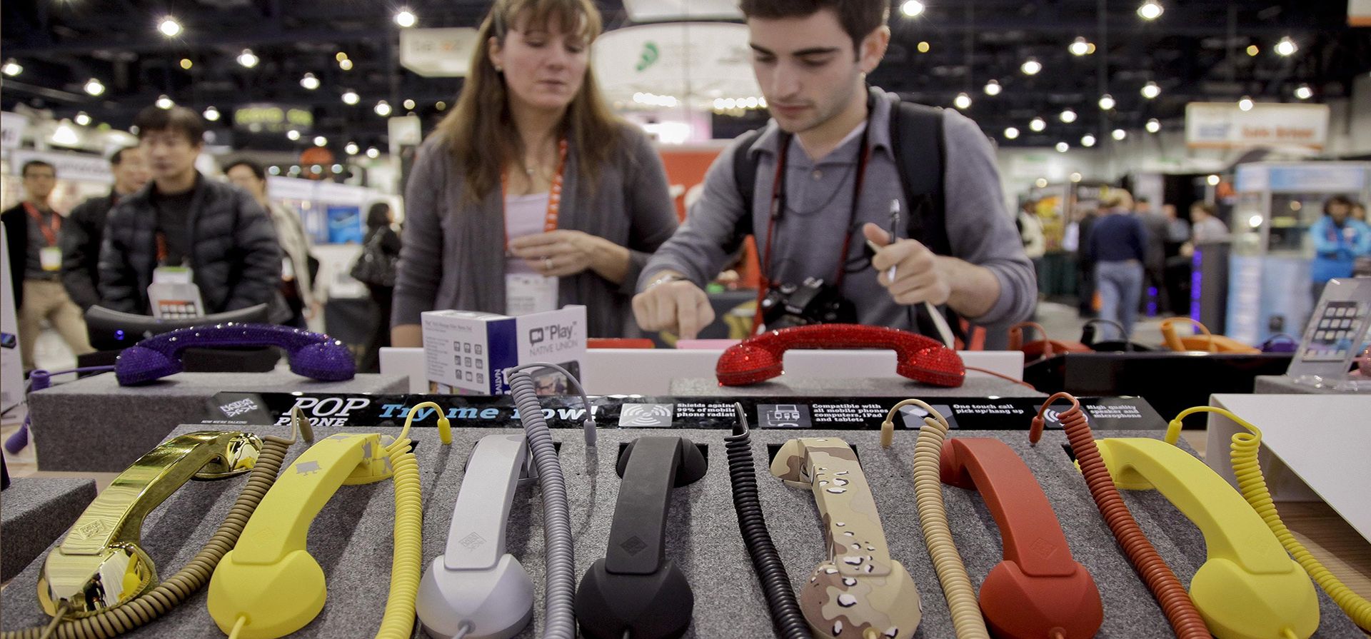 Los teléfonos móviles se exhiben en la feria Internacional de Electrónica de Consumo 2012, el viernes 13 de enero de 2012, en Las Vegas. Como muestra el corte de telefonía celular del jueves 22 de febrero de 2024, a veces los teléfonos fijos pueden resultar útiles y se sugirieron como parte de las alternativas cuando los teléfonos móviles de las personas no funcionaban. (Foto AP/Julie Jacobson) Los teléfonos móviles se exhiben en la feria Internacional de Electrónica de Consumo 2012, el viernes 13 de enero de 2012, en Las Vegas. Como muestra el corte de telefonía celular del jueves 22 de febrero de 2024, a veces los teléfonos fijos pueden resultar útiles y se sugirieron como parte de las alternativas cuando los teléfonos móviles de las personas no funcionaban. (Foto AP/Julie Jacobson)