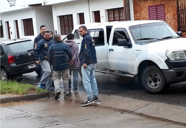 Por drogas y abuso de armas de fuego, realizan 16 allanamientos simultáneos en barrio Paraná V