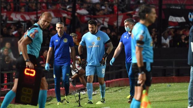Jorge Broun deja el campo de juego de la cancha de Colón tras romperse el ligamento cruzado.&nbsp;