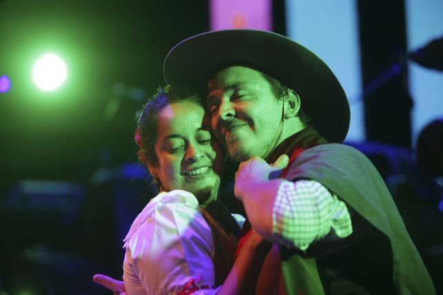 La pasión y el sentimiento de los bailarines se dejaron ver en el escenario.