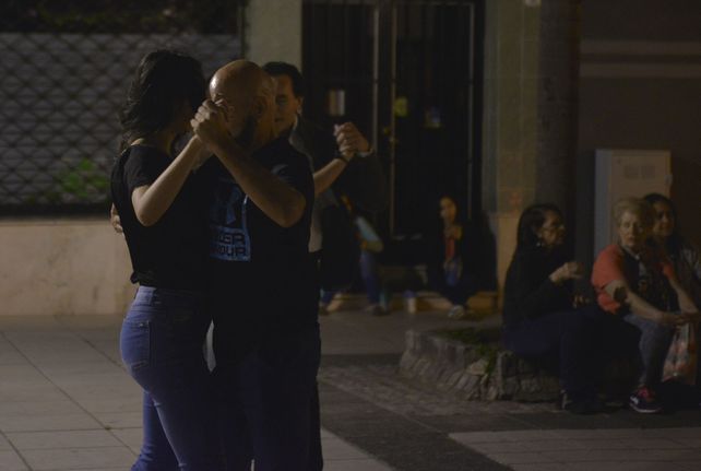 En primavera el tango florece al aire libre en Paraná