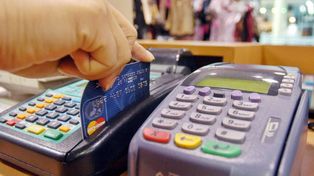 La opción de pagar consumos en dólares con tarjetas de debito no seduce a los rosarinos.