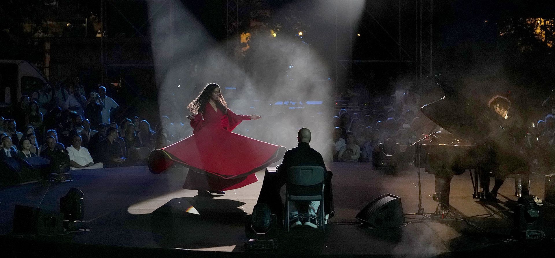 El pianista francés Simon Ghraichy se presenta junto a la bailarina franco-iraní Rana Gorgani durante un concierto en la antigua ciudad nororiental de Baalbek, Líbano, el domingo 17 de julio de 2022.