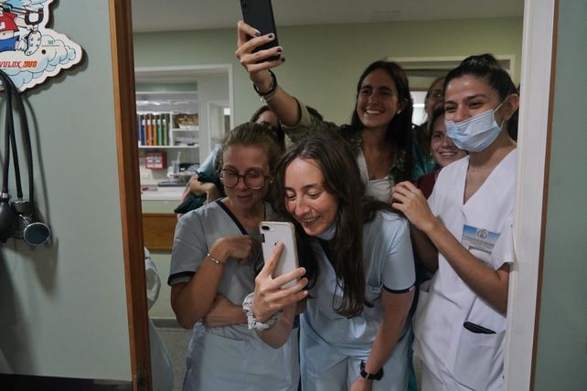 El gesto solidario de Russo: llegó de sorpresa al Hospital Vilela y regaló juguetes a los chicos internados