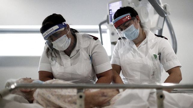 Reino Unido confirmó la primera muerte por la variante Ómicron