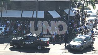 Entre escraches y largas colas, la policía trasladó a un integrante del equipo de youtubers uruguayos