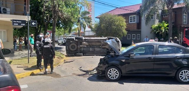 Violento vuelco de una camioneta tras chocar contra un taxi en el que viajaban una mujer y su bebe&nbsp;