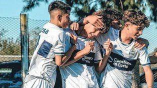 Gianluca Casco (en el medio) se robó toda la atención en el juego disputado en La Plata.&nbsp;
