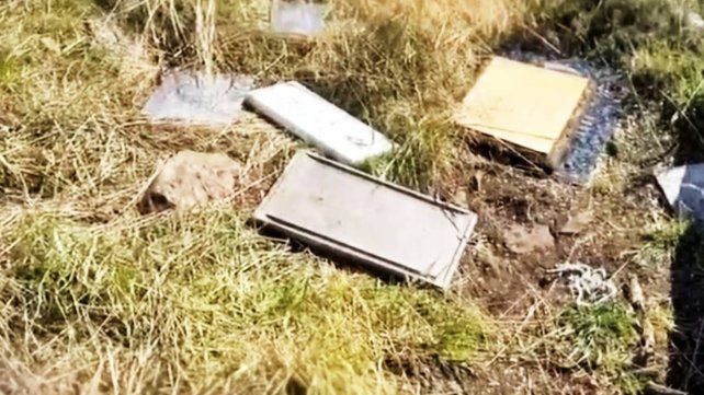 Placas vandalizadas en el cementerio de Malvinas.