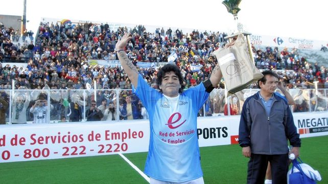 Diego Maradona en la cancha de Patronato