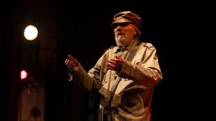 Naum Krass protagoniza la obra de teatro Currículum de un Comunista, en el marco del ciclo Derivas Teatrales del CCPE