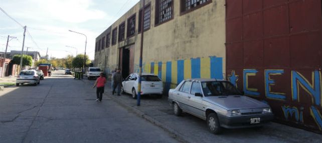 En horas del mediodía de hoy cuando el padrastro de una joven que fue piropeada por los empleados de una empresa emprendió a tiros contra los improvisados galanes. (Foto: gentileza Periódico El Informador)
