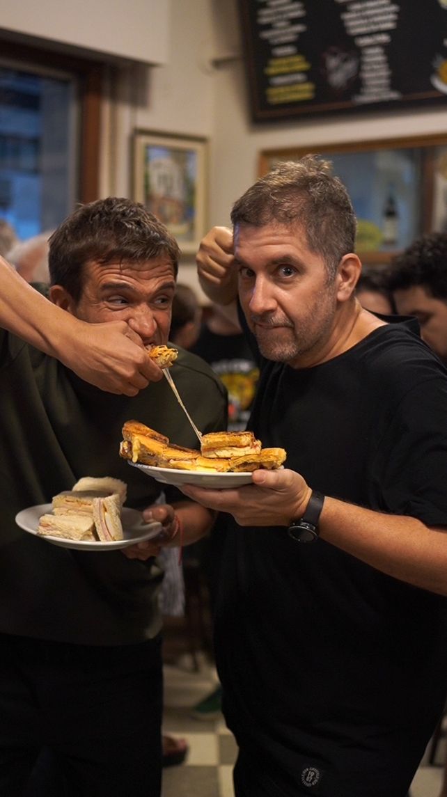 Invitados degustando sus clásicos