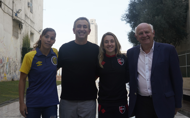 Elen Leroyer de Central y María Victoria Vives de Newells posan con autoridades municipales en la previa del primer clásico femenino en AFA.