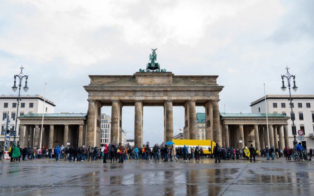 La gente se reúne durante una protesta celebrada en la Puerta de Brandenburgo, Berlín, contra las restricciones impuestas por el gobierno federal para frenar la propagación del coronavirus.