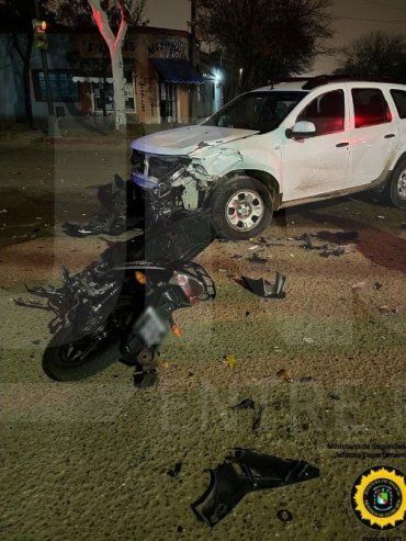 Colón: un accidente entre un auto y una moto dejó a dos jóvenes graves