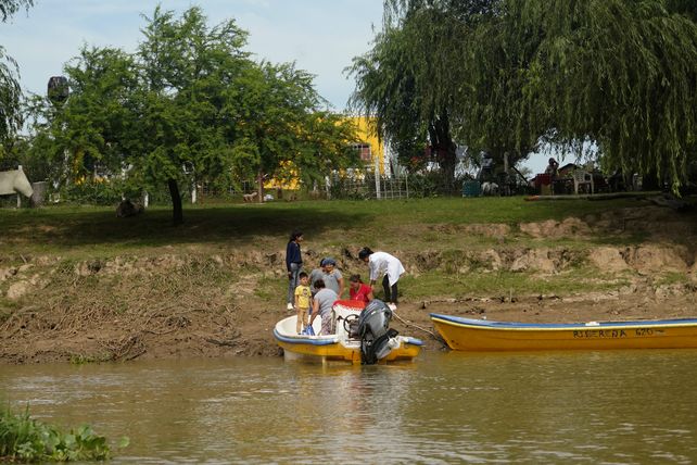 Horas de lancha y mucha vocación: los profesionales que llevan salud al otro lado del río