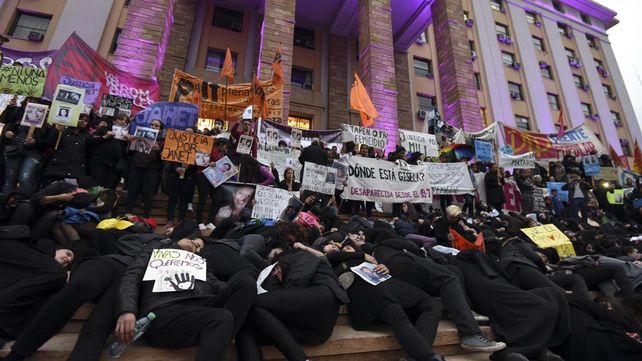 Una multitud vestida de negro marchó contra la violencia de género y los femicidios