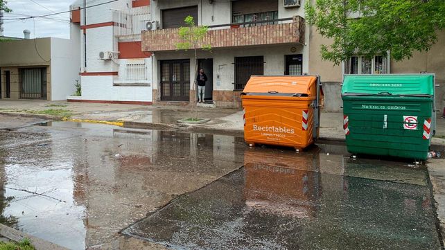 Agua potable derramada en Italia al 2600 por el robo de un medidor.&nbsp; Los vecinos se quejaron también porque los contenedores de residuos son usados como aguantaderos.&nbsp;