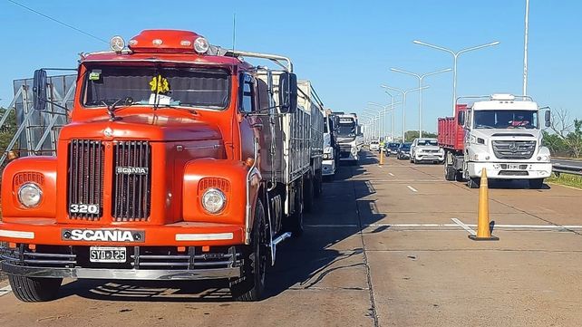 Los camiones a la vera del Túnel Subfluvial.&nbsp;