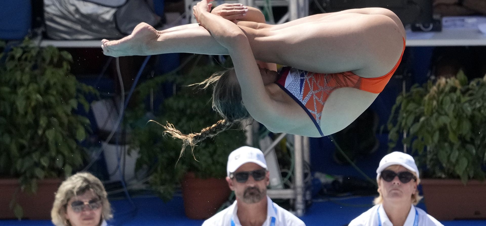 La holandesa Daphne Wils compite durante la final de trampolín de 1 metro de clavados en el Campeonato Europeo de Natación, en Roma, el martes 16 de agosto de 2022.