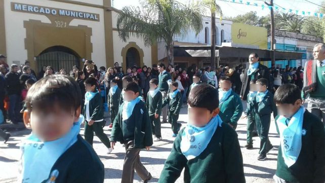 Polémica por un colegio que hizo marchar a sus alumnos con pañuelos celestes