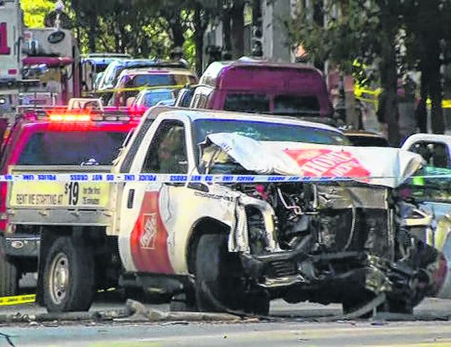 Impacto. La camioneta que arrolló a los ciclistas y que terminó con la vida de cinco rosarinos.