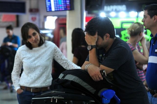 sobreventa. La línea aérea debe darle hotel al pasajero por la demora.