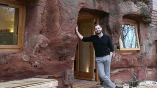 Compró una cueva antigua y se construyó la casa de las cavernas más moderna