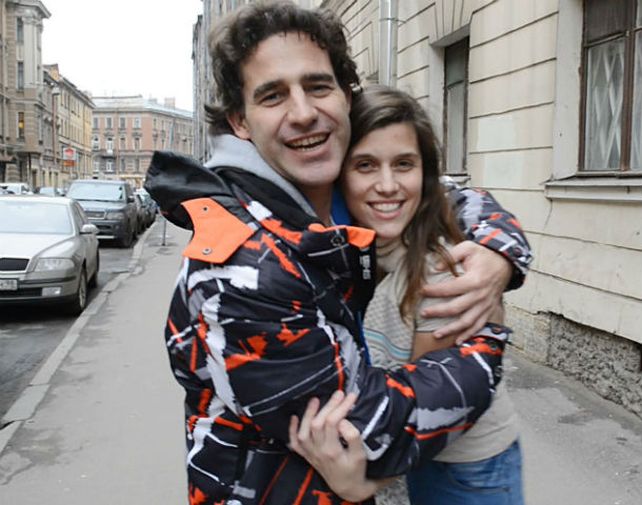 Sonrisas. Hernán Pérez Orsi y Camila Speziale se abrazaron ayer tras dos meses de encierro.