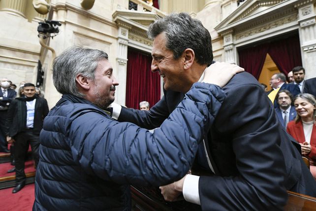 Máximo Kirchner y Sergio Massa en la sesión de renuncia de Massa previo a la asunción al superministerio de Economía, Producción y Agro. 