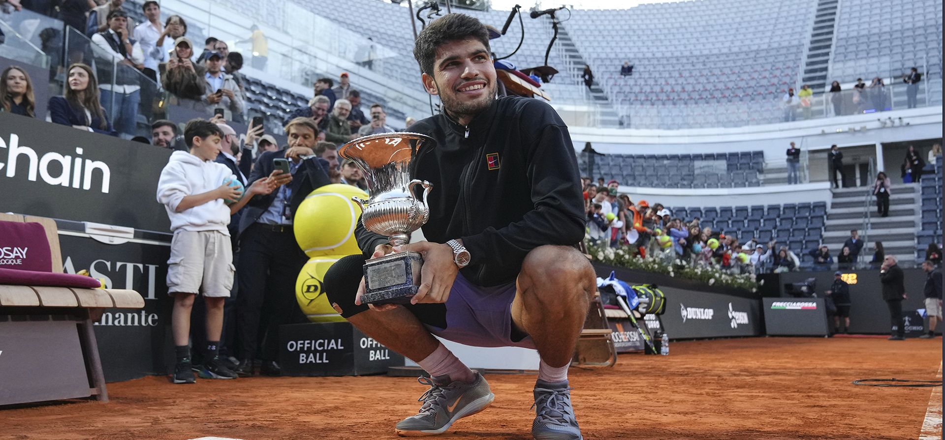 Carlos Alcaraz posa con el trofeo de campeón del Abierto de Italia, el domingo 18 de mayo de 2025, en Roma. (Foto AP/Alessandra Tarantino) Carlos Alcaraz posa con el trofeo de campeón del Abierto de Italia, el domingo 18 de mayo de 2025, en Roma. (Foto AP/Alessandra Tarantino)