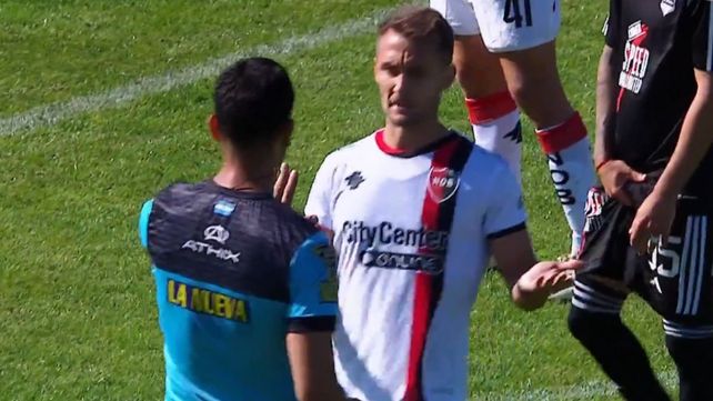 Rey Hilfer va a amonestar a Ángelo Martino por el penal a Riestra.