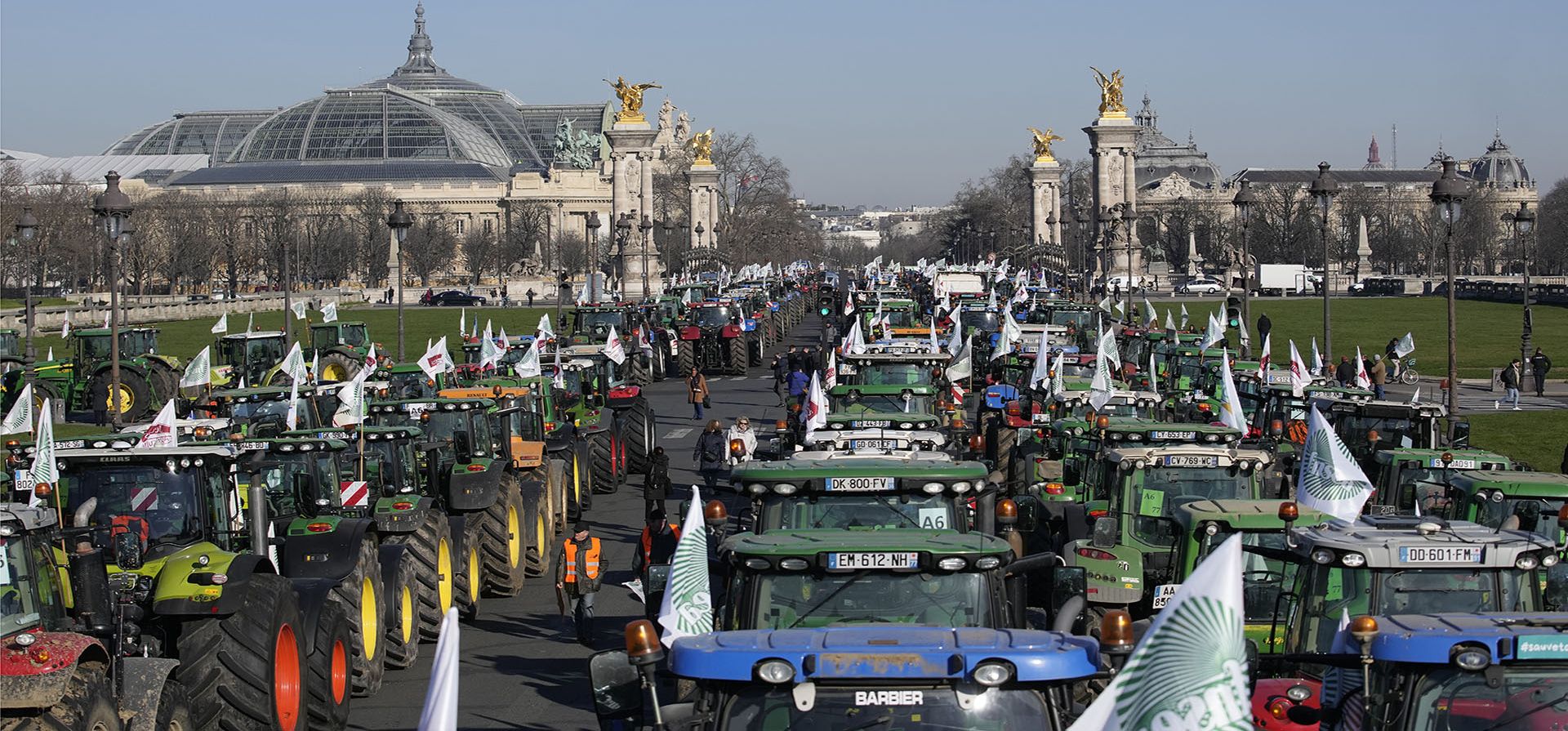 Cientos de tractores se estacionan frente al museo Grand Palais en la Esplanade des Invalides, el miércoles 8 de febrero de 2023 en París. Agricultores interrumpen el tráfico de París con cientos de vehículos para protestar por una prohibición de pesticidas de la UE que, según dicen, devastará sus medios de vida y su industria. (Foto AP/Christophe Ena)