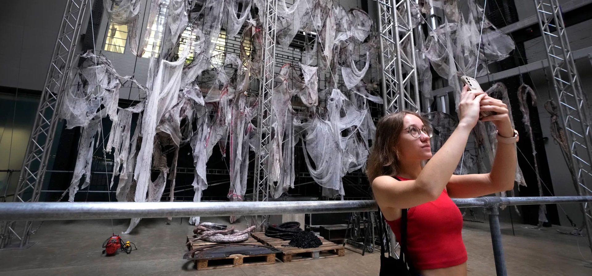 Un visitante toma fotografías en una vista previa de Hyundai Commission: Mire Lee, en exhibición en el Salón de Turbinas de la Tate Modern. La exposición estará abierta al público desde el 9 de octubre hasta el 16 de marzo, Londres, Reino Unido. Fotografía: Kirsty Wigglesworth/AP Un visitante toma fotografías en una vista previa de Hyundai Commission: Mire Lee, en exhibición en el Salón de Turbinas de la Tate Modern. La exposición estará abierta al público desde el 9 de octubre hasta el 16 de marzo, Londres, Reino Unido. Fotografía: Kirsty Wigglesworth/AP