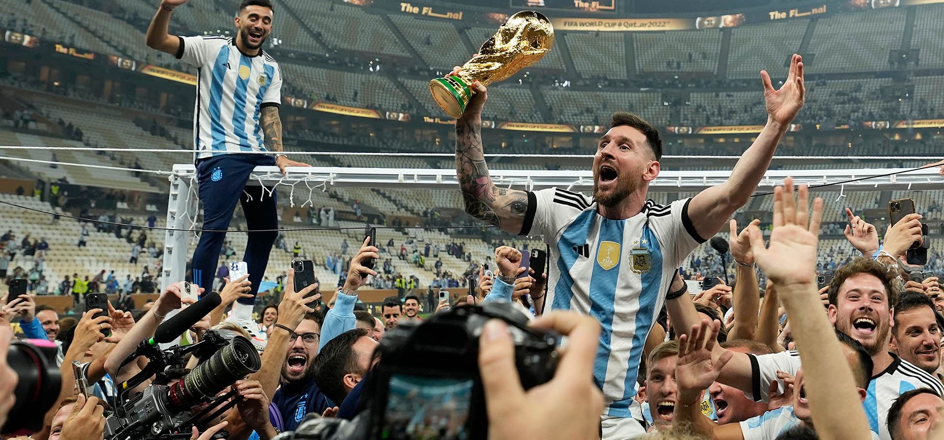 Lionel Messi alza el trofeo de la Copa del Mundo tras vencer a Francia en la final, el 18 de diciembre de 2022, en Lusail, Qatar. Hoy anunció su retiro definitivo de la Selección Argentina. (Foto AP/Martin Meissner)