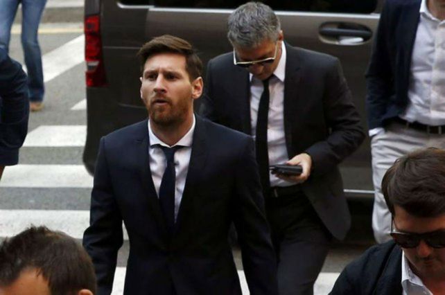 Leo Messi y su padre años atrás cuando concurrieron a Tribunales españoles por un juicio de evasión de impuestos.