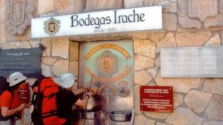 Un viñedo instaló una fuente de vino para ser consumido gratuitamente