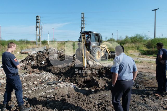 Remueven tierra y buscan cadáveres de un presunto asesino serial